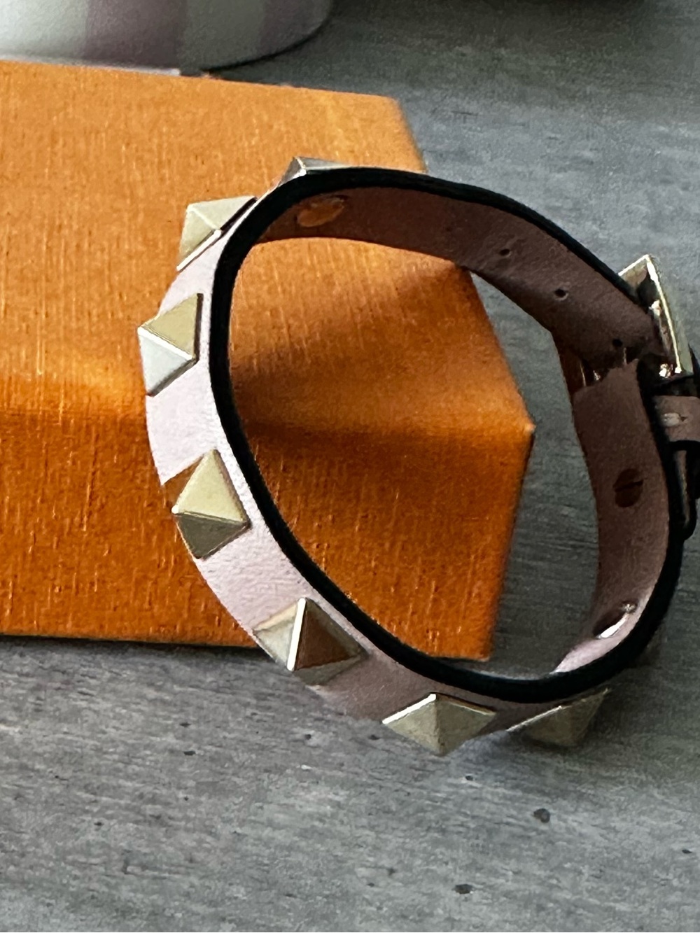 Valentino Garavani rockstud bracelet in Poudre in gold tone studded - Picture 10 of 11